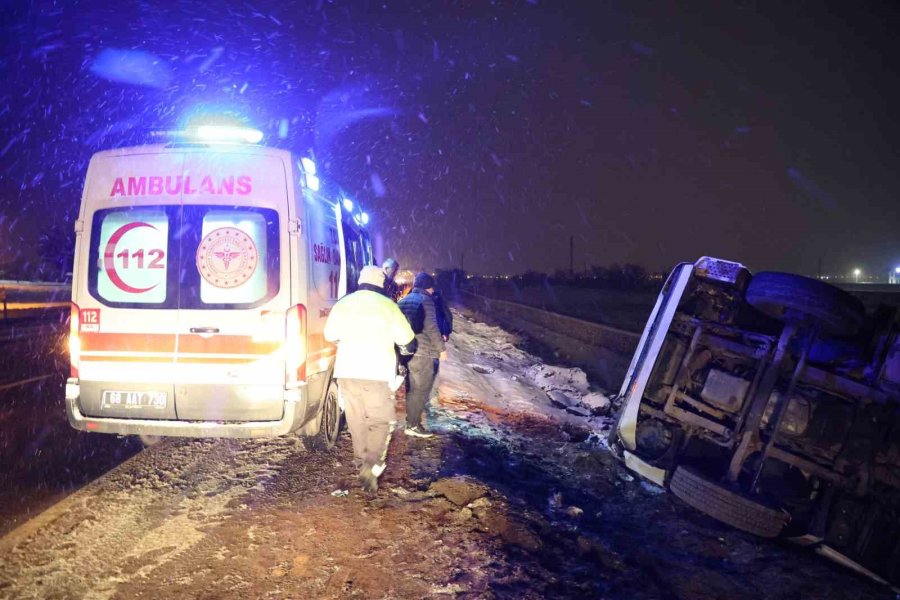 Buzlu Yolda Kayan Tır Şarampole Devrildi: 1 Yaralı