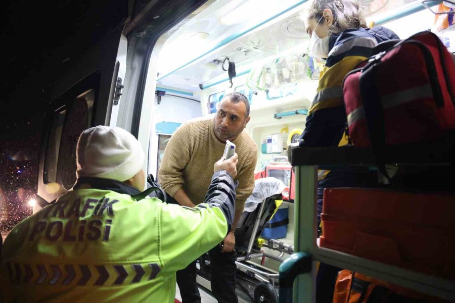 Buzlu Yolda Kayan Tır Şarampole Devrildi: 1 Yaralı