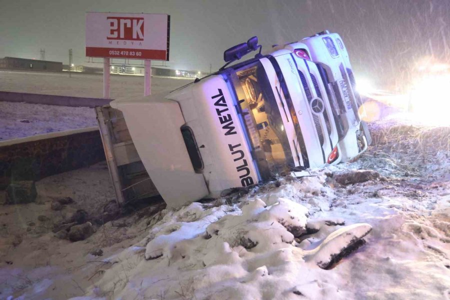 Buzlu Yolda Kayan Tır Şarampole Devrildi: 1 Yaralı