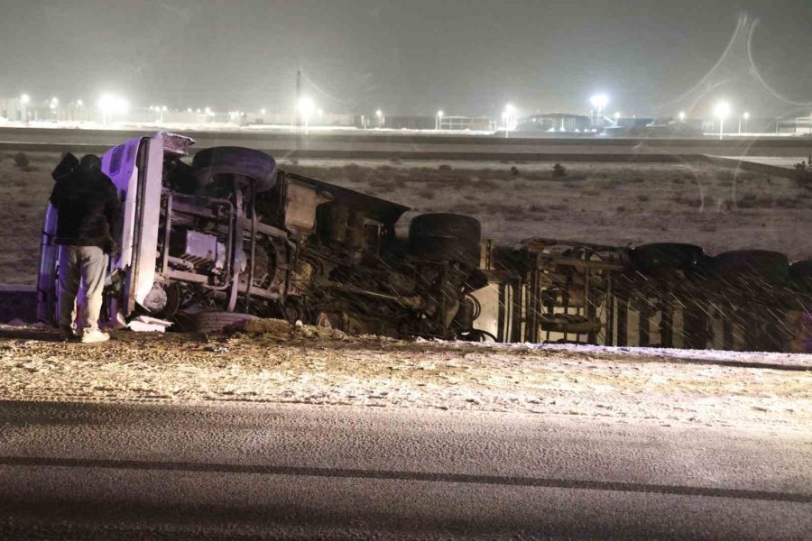 Buzlu Yolda Kayan Tır Şarampole Devrildi: 1 Yaralı