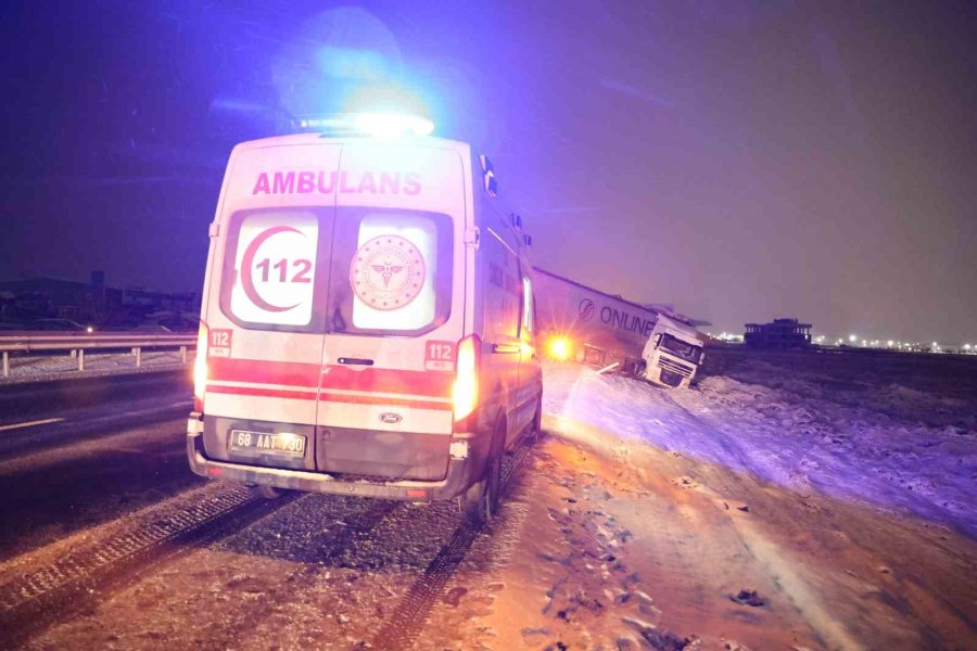 Minibüs, Otomobil Ve Tır Çarpıştı, Sürücüler Ölümden Döndü