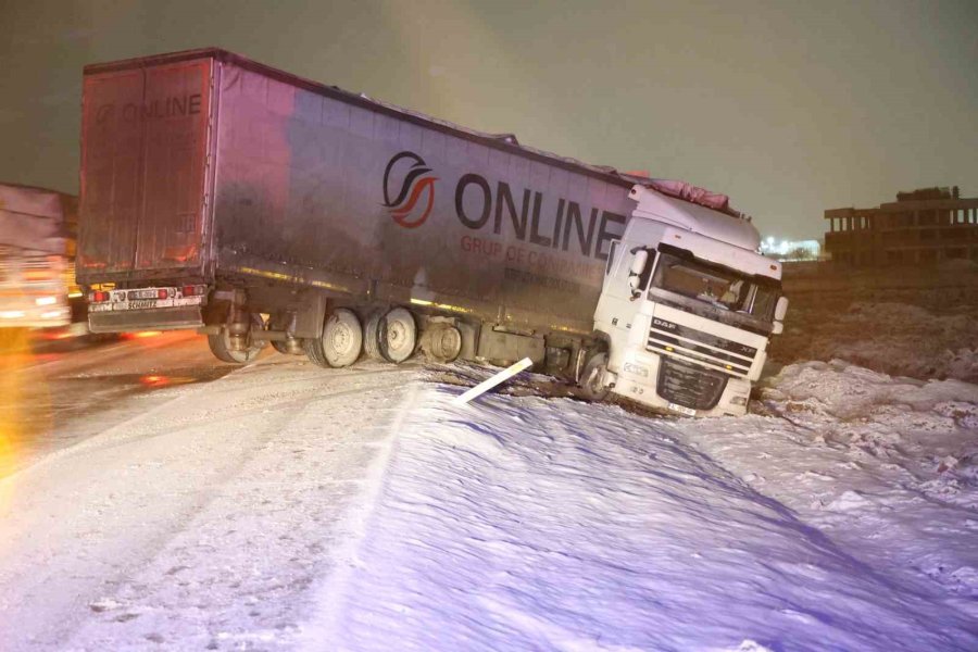 Minibüs, Otomobil Ve Tır Çarpıştı, Sürücüler Ölümden Döndü