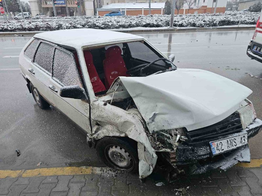 Aksaray’da Minibüs İle Otomobil Çarpıştı: 4 Yaralı