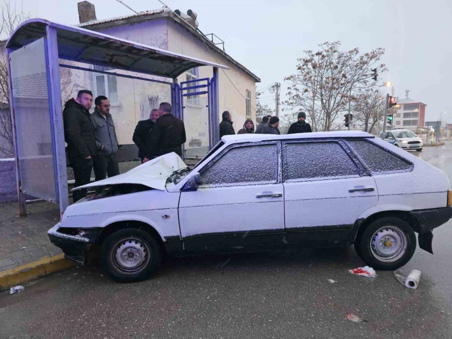 Aksaray’da Minibüs İle Otomobil Çarpıştı: 4 Yaralı