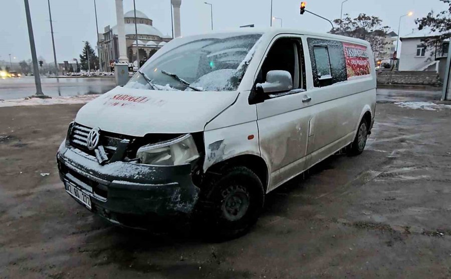 Aksaray’da Minibüs İle Otomobil Çarpıştı: 4 Yaralı