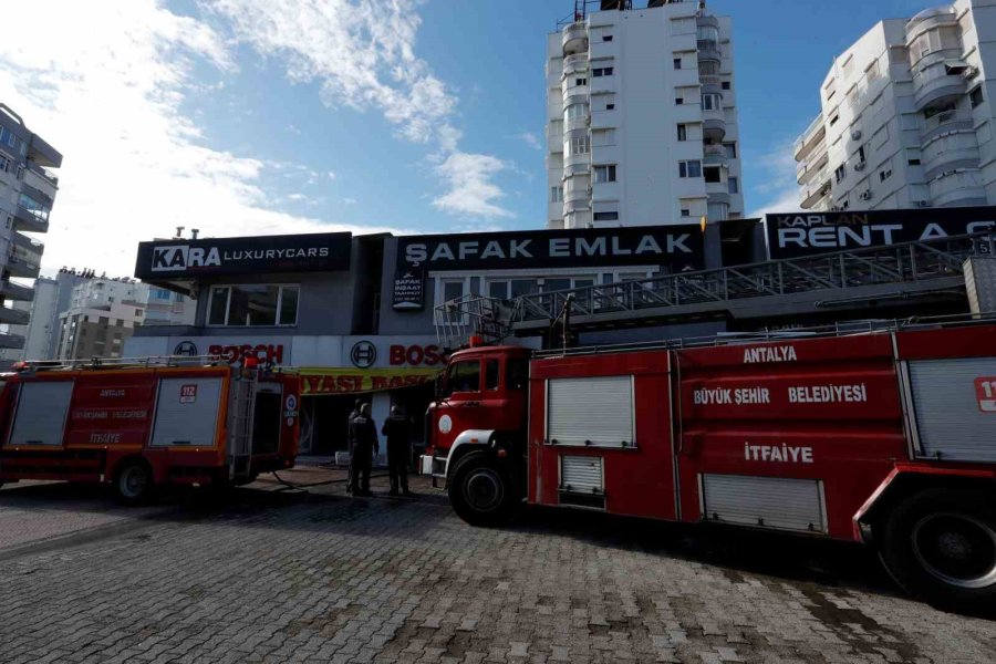 Beyaz Eşya Mağazasında Çıkan Yangında Ürünler Zarar Gördü