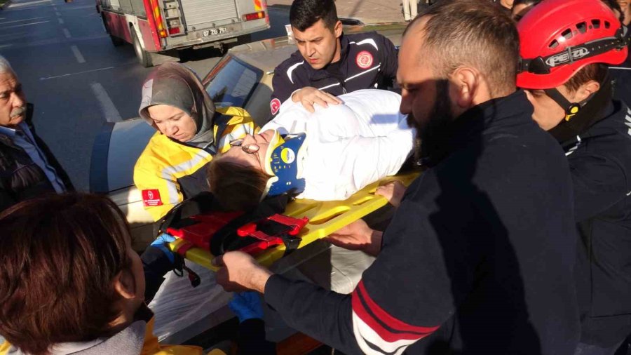 Antalya’da Trafik Kazası, Araçta Sıkışan Yaralıyı İtfaiye Ve Sağlık Ekipleri Çıkardı