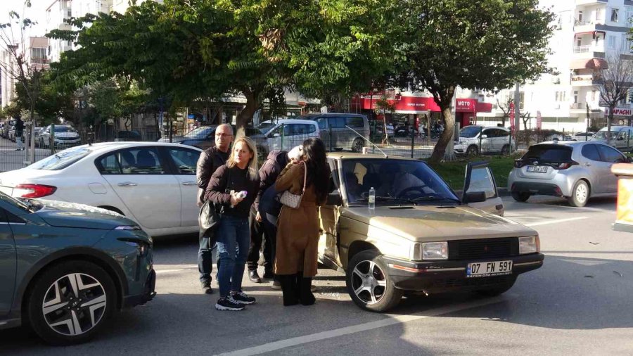 Antalya’da Trafik Kazası, Araçta Sıkışan Yaralıyı İtfaiye Ve Sağlık Ekipleri Çıkardı