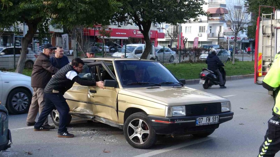 Antalya’da Trafik Kazası, Araçta Sıkışan Yaralıyı İtfaiye Ve Sağlık Ekipleri Çıkardı