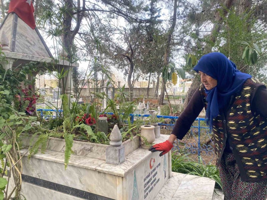 Belediyeden İzin Alıp 20 Yıldır Her Gün Mezarlığa Gelerek Temizlik Yapıyor