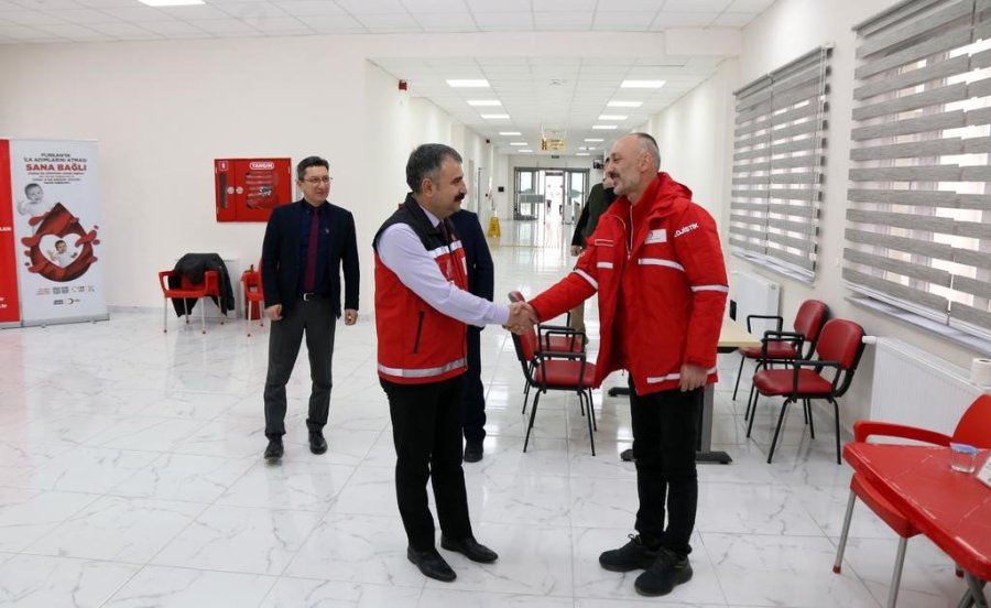 Aile Ve Sosyal Hizmetler İl Müdürü Bayrak Ve Kurum Personeli Kan Bağışı Yaptı