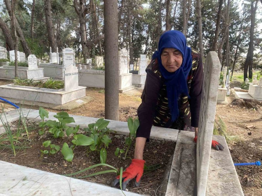 Raziye Teyze 20 Yıldır Mezarlığı Tek Başına Temizliyor