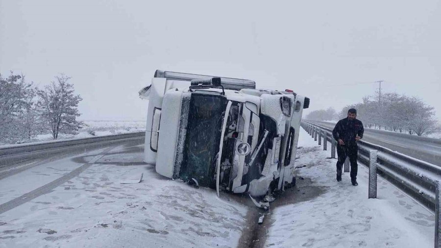 Konya’da Saman Balyası Yüklü Tır Devrildi: 2 Yaralı