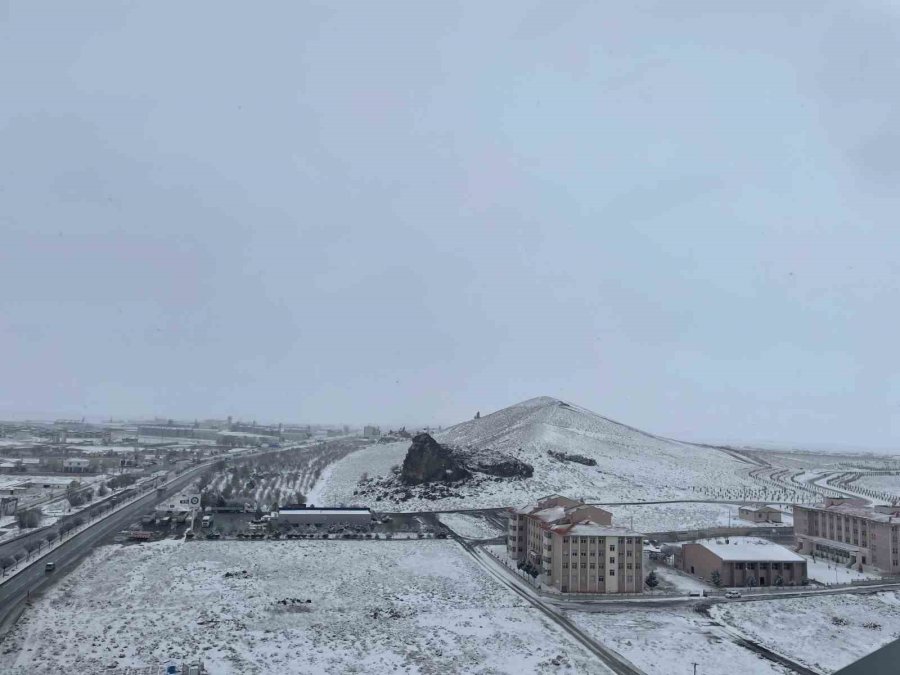 Karapınar’da Yağan Kar Çiftçilerin Yüzünü Güldürdü