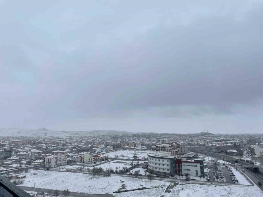 Karapınar’da Yağan Kar Çiftçilerin Yüzünü Güldürdü