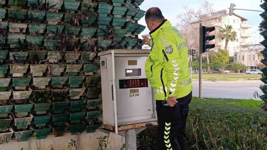 Manavgat’ta Arızalı Sinyalizasyon Kazalara Neden Oldu: 1 Yaralı