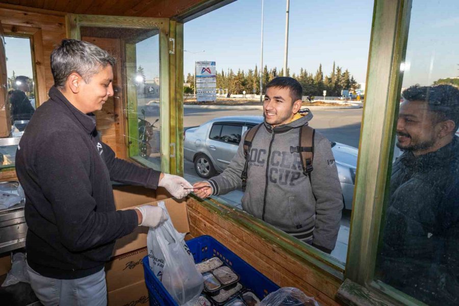 Mersin Büyükşehir Belediyesinin Üniversiteli Gençlere Desteği Sürüyor