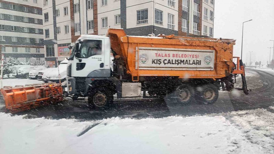 Kar Yağdı, Talas’ta Kış Çalışmaları Ekipleri Yollara Düştü