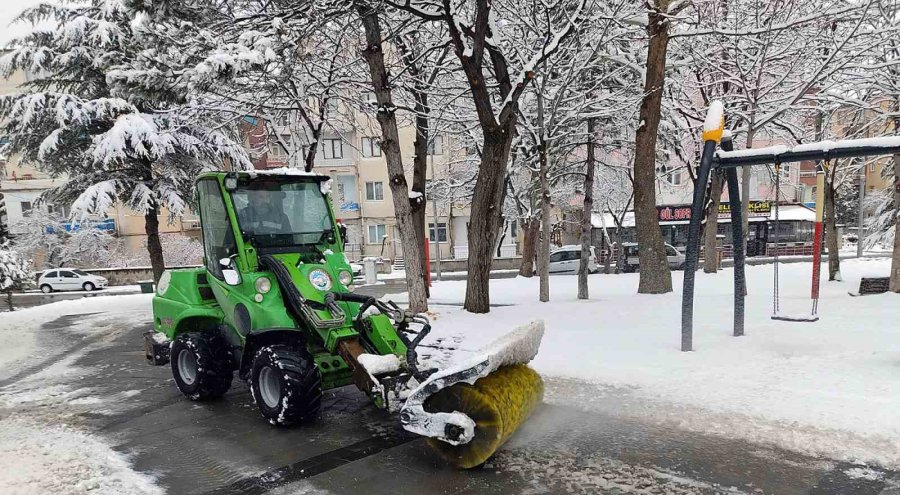 Kar Yağdı, Talas’ta Kış Çalışmaları Ekipleri Yollara Düştü