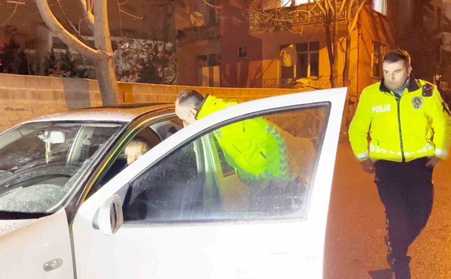 Araba Sürerken Sızdı, Kaza Yapınca Polis Uyandırdı