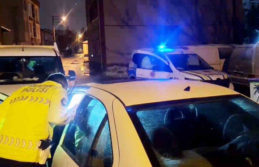 Araba Sürerken Sızdı, Kaza Yapınca Polis Uyandırdı