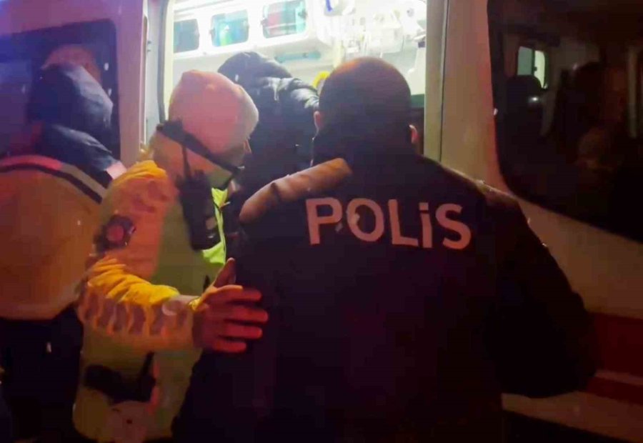 Araba Sürerken Sızdı, Kaza Yapınca Polis Uyandırdı