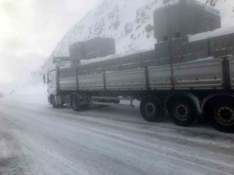 Antalya-konya Kara Yolu Tır Ve Çekicilerin Geçişine Yeniden Açıldı