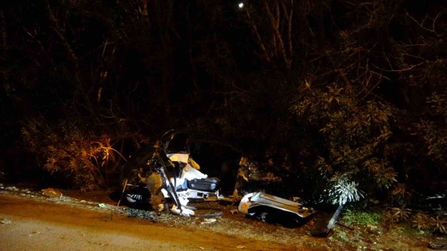 Elektrik Direğine Çarpan Fiat Otomobil Hurdaya Döndü: 2 Yaralı