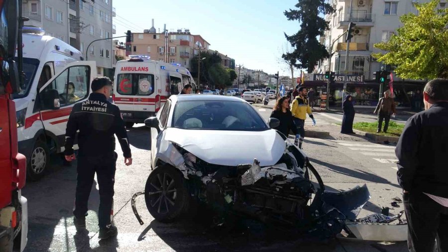 Kızlarının Kaza Yaptığını Duyan Anne-babayı Polis Sakinleştirdi