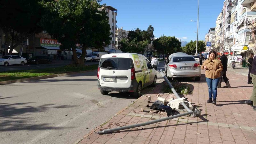 Kızlarının Kaza Yaptığını Duyan Anne-babayı Polis Sakinleştirdi