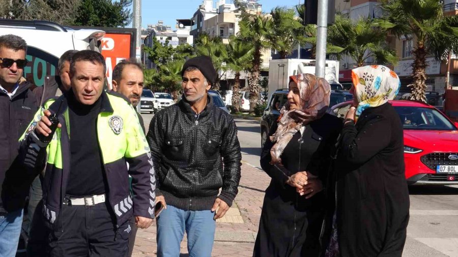 Kızlarının Kaza Yaptığını Duyan Anne-babayı Polis Sakinleştirdi