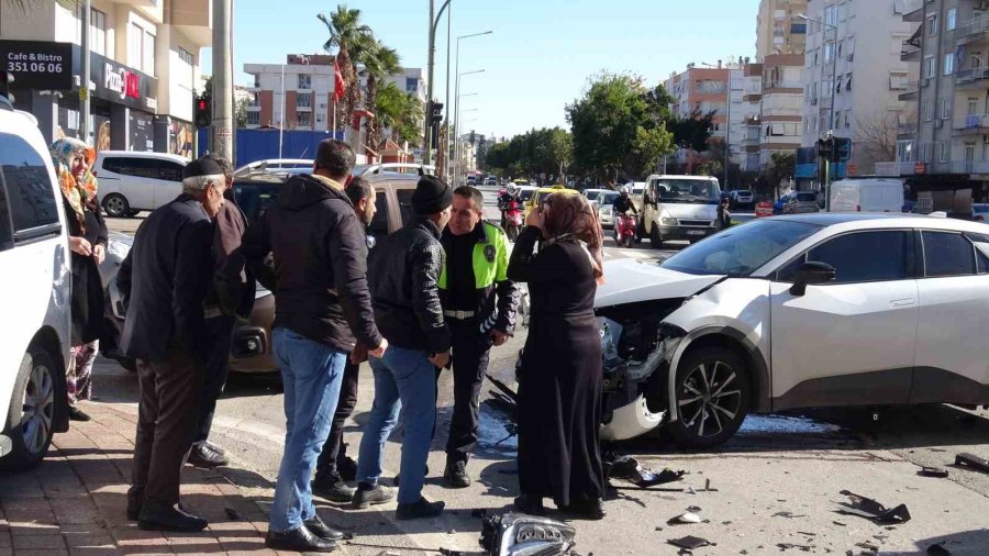 Kızlarının Kaza Yaptığını Duyan Anne-babayı Polis Sakinleştirdi