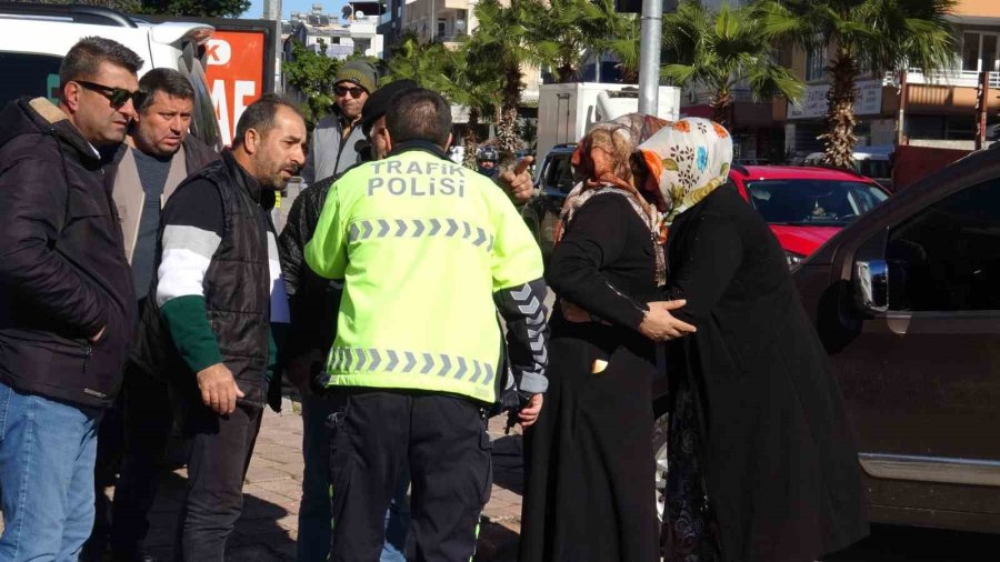 Kızlarının Kaza Yaptığını Duyan Anne-babayı Polis Sakinleştirdi