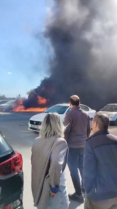 Hastane Personelinin Aracı Alev Alev Yandı, Başhekimden Destek Geldi