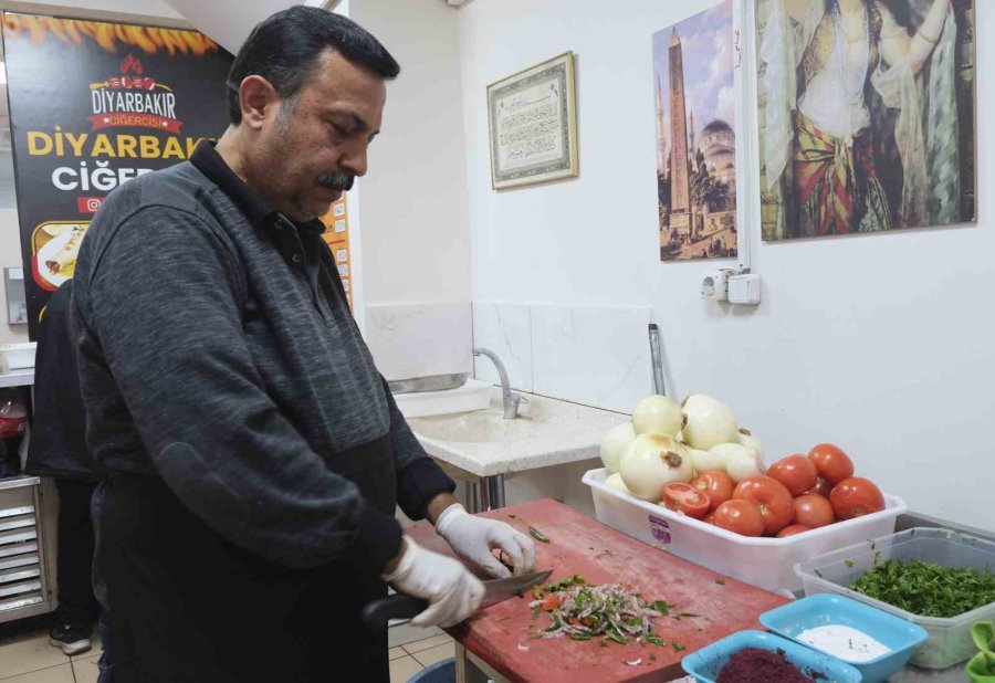 Hataylı Depremzede Memleketine Döneceği Günün Hayaliyle Yaşıyor