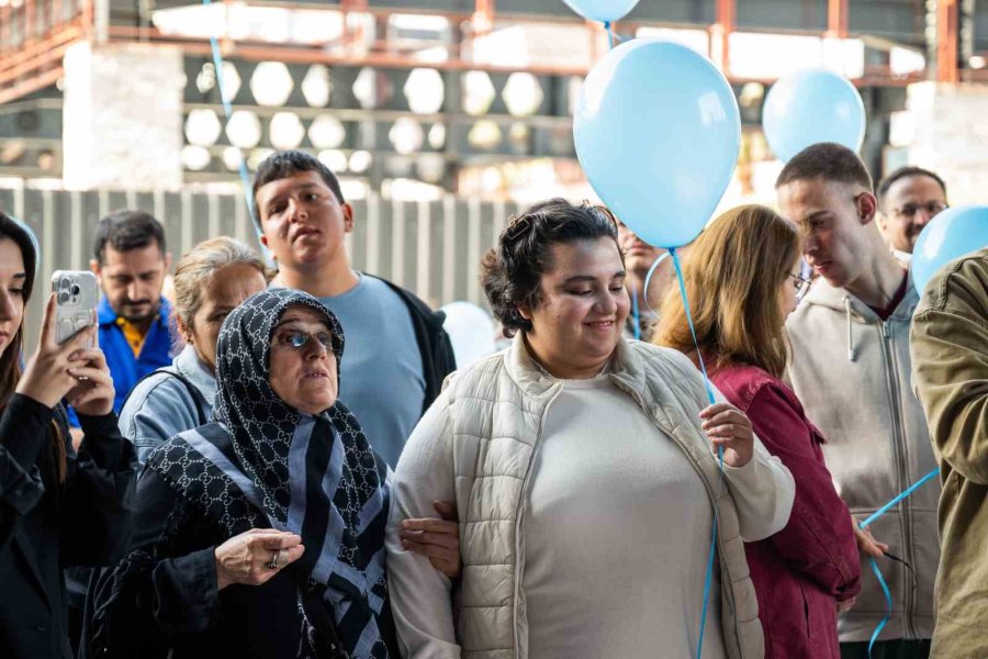 Mersin’de Otizmli Bireyler İçin ’otizm Saati’ Etkinliği Düzenlendi