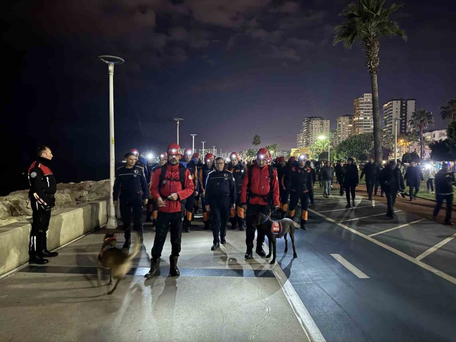 Mersin’de 6 Şubat Depreminde Hayatını Kaybedenler ’sessiz Yürüyüş’ İle Anıldı