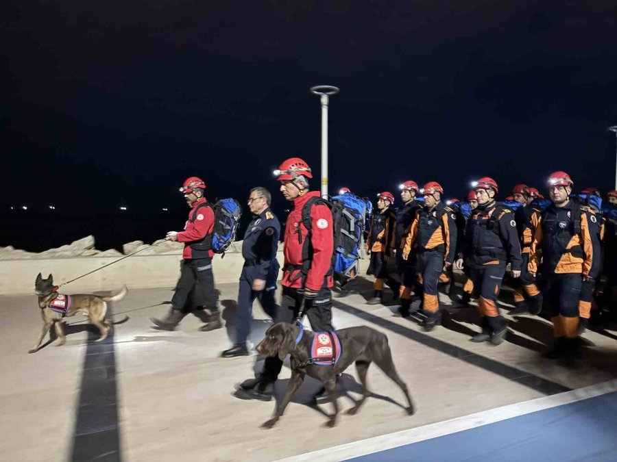 Mersin’de 6 Şubat Depreminde Hayatını Kaybedenler ’sessiz Yürüyüş’ İle Anıldı