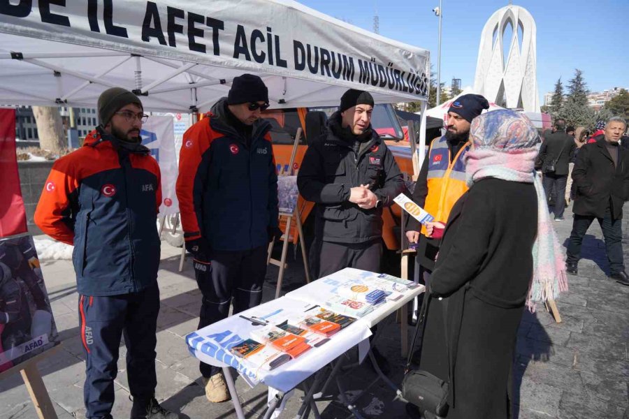 Niğde’de Deprem Farkındalık Fotoğraf Sergisi Açıldı, Açılan Stantta Bilgilendirme Yapıldı