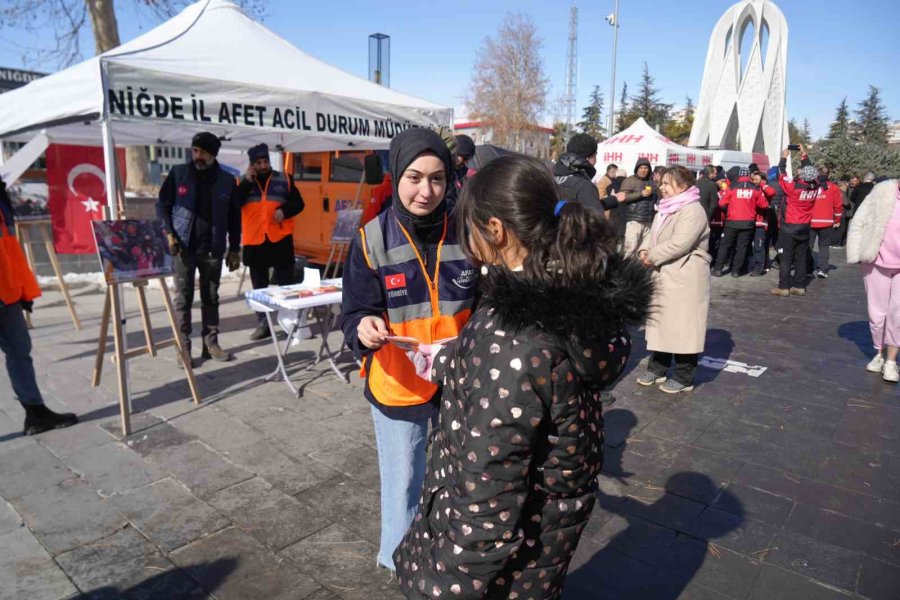 Niğde’de Deprem Farkındalık Fotoğraf Sergisi Açıldı, Açılan Stantta Bilgilendirme Yapıldı