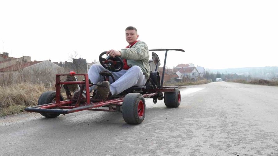 Hurda Malzemeler Ve Çapa Motoru İle Yaptığı Araç Saatte 100 Kilometre Hıza Ulaşıyor