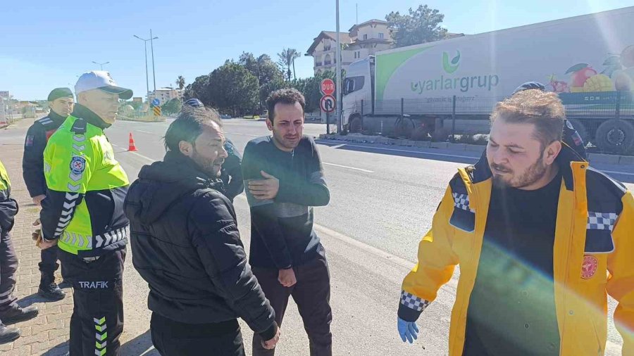 Manavgat’ta Kavşakta İki Otomobil Çarpıştı