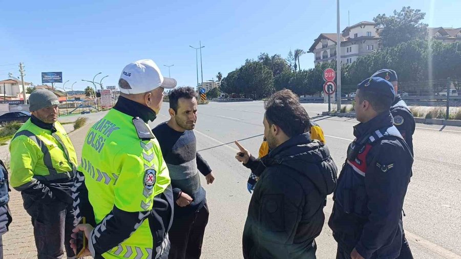 Manavgat’ta Kavşakta İki Otomobil Çarpıştı