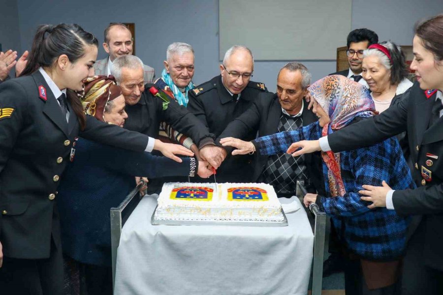 Eskişehir İl Jandarma Komutanlığı’ndan Huzurevine Anlamlı Ziyaret