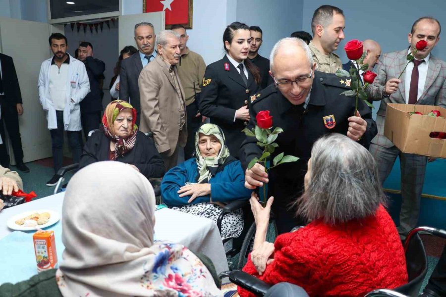 Eskişehir İl Jandarma Komutanlığı’ndan Huzurevine Anlamlı Ziyaret