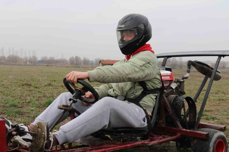 Hurda Malzemeler Ve Çapa Motoru İle Yaptığı Araç Saatte 100 Kilometre Hıza Ulaşıyor