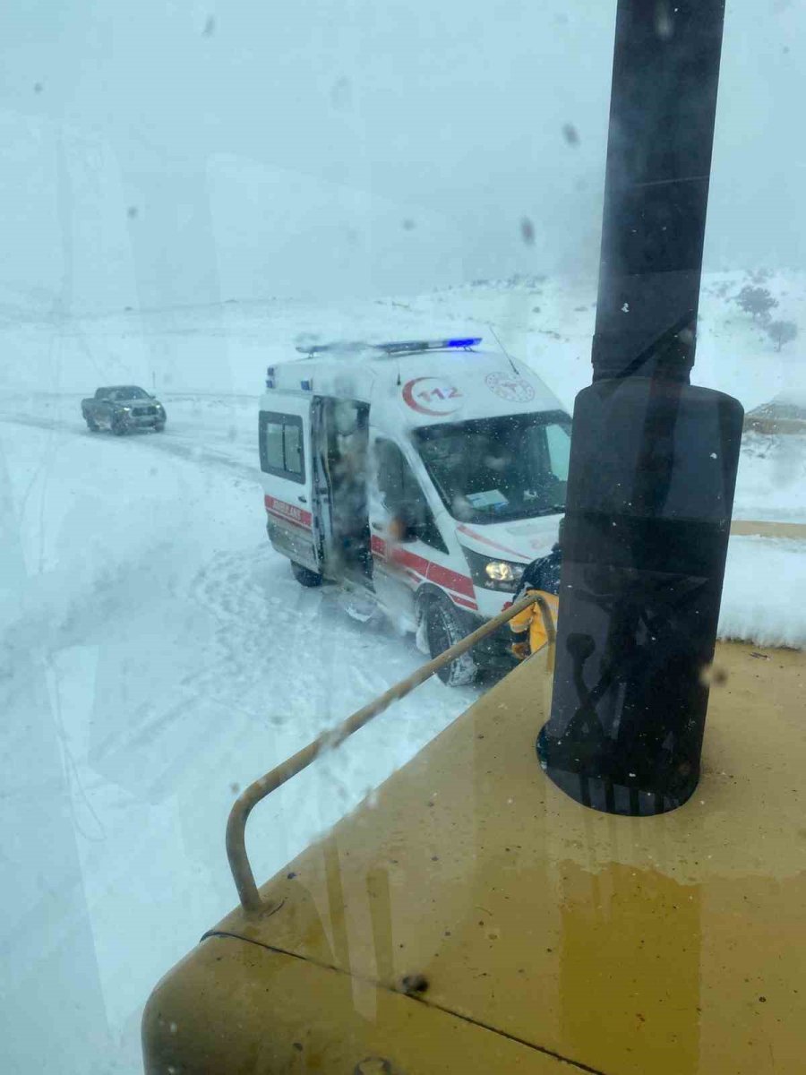 Ekipler Ambulansın Yolunu Açtı, Hasta Hastaneye Yetiştirildi