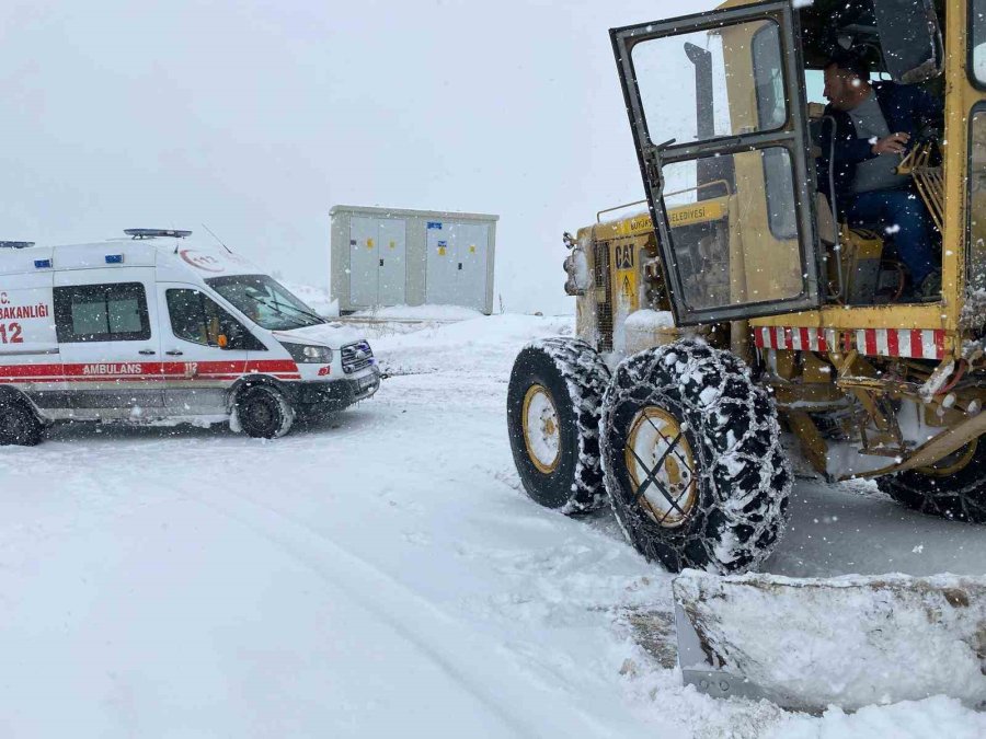 Ekipler Ambulansın Yolunu Açtı, Hasta Hastaneye Yetiştirildi