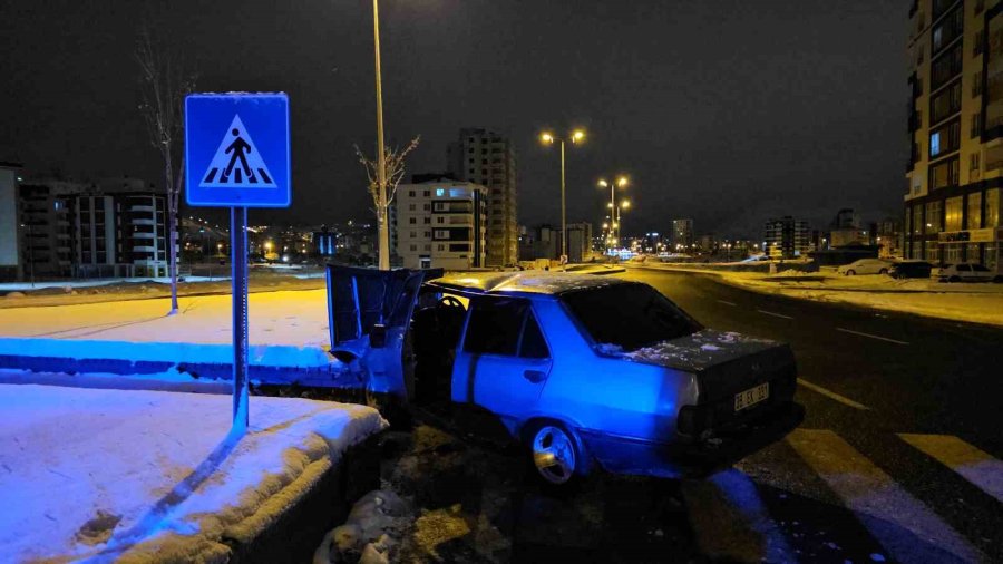 Refüje Çarpan Fiat Tofaş Perte Çıktı: 3 Yaralı