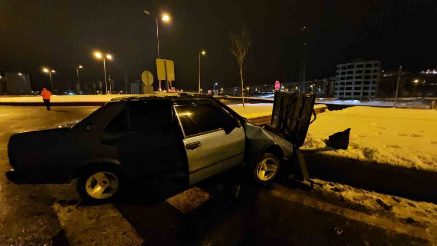 Refüje Çarpan Fiat Tofaş Perte Çıktı: 3 Yaralı